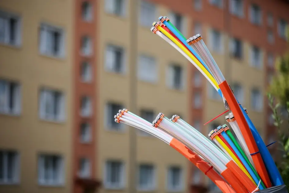 Köln: Bagger trifft Kabel – 5000 Menschen plötzlich ohne Internet!