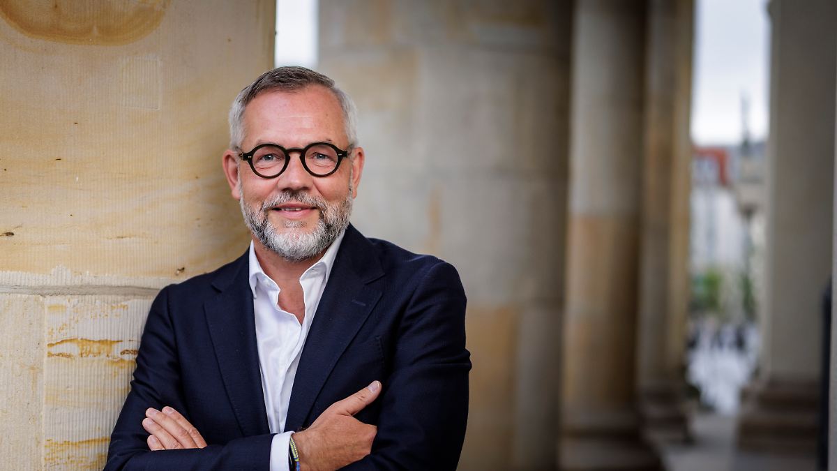 <p><strong>Krankheit, Politik und Krieg: Michael Roths kühler Fall und Comeback!</strong></p>