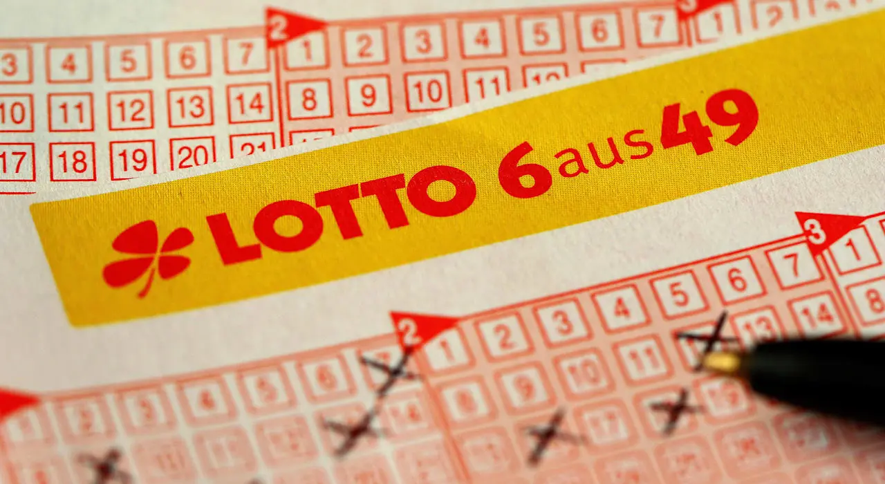 15,3 Millionen im Lotto gewonnen: Mann entdeckt Sieger-Schein in Jacke!