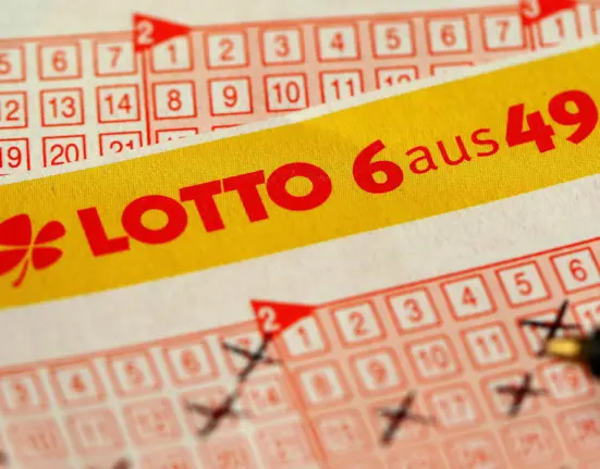 15,3 Millionen im Lotto gewonnen: Mann entdeckt Sieger-Schein in Jacke!