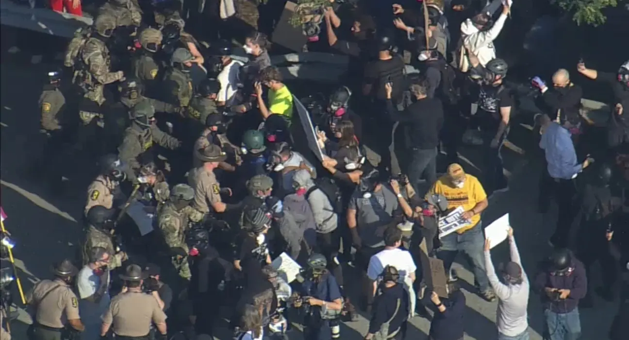 Chicago ICE News: Protests Erupt as DHS Secretary Visits Broadview!
