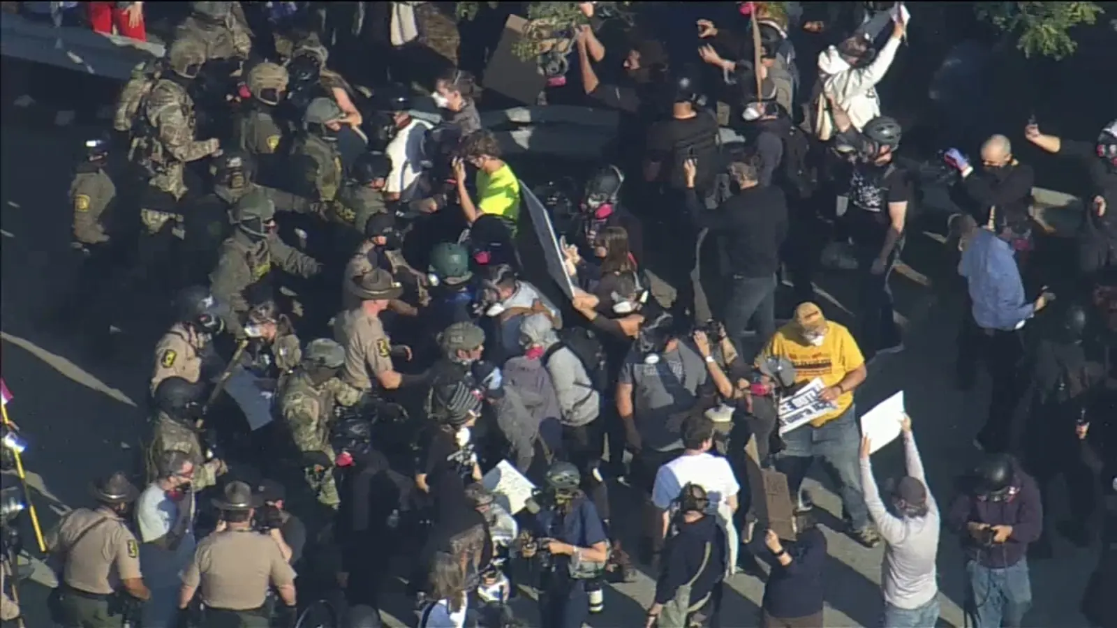 Chicago ICE News: Protests Erupt as DHS Secretary Visits Broadview!