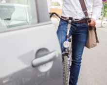 Mehr Sicherheit für Radler: So verhindert der „Holländische Griff“ Tür-Unfälle!
