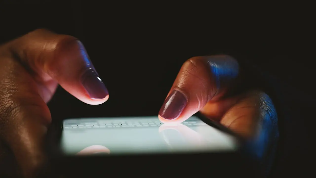 WhatsApp und Co. betroffen: EU plant, unsere Handy-Nachrichten zu lesen!