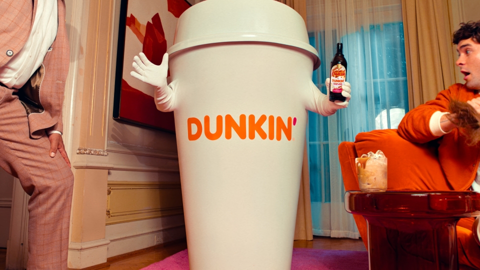 Salma Hayek Pinault Kehrt Zurück: Neue Kahlúa® und Dunkin® Kampagne!