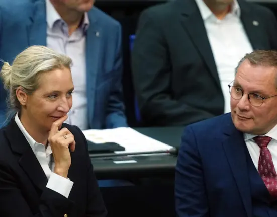 Umfrage: AfD-Vorsprung zur Union wächst – Merz‘ persönliche Krise!