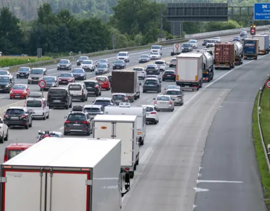 ADAC zieht Sommerbilanz: Rekordverdächtige Staus in Bayern enthüllt!