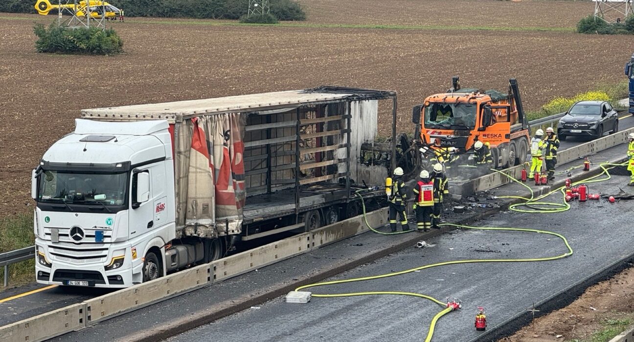 Schwerer Unfall mit vier Fahrzeugen: A59 komplett gesperrt – Aktuelle News!