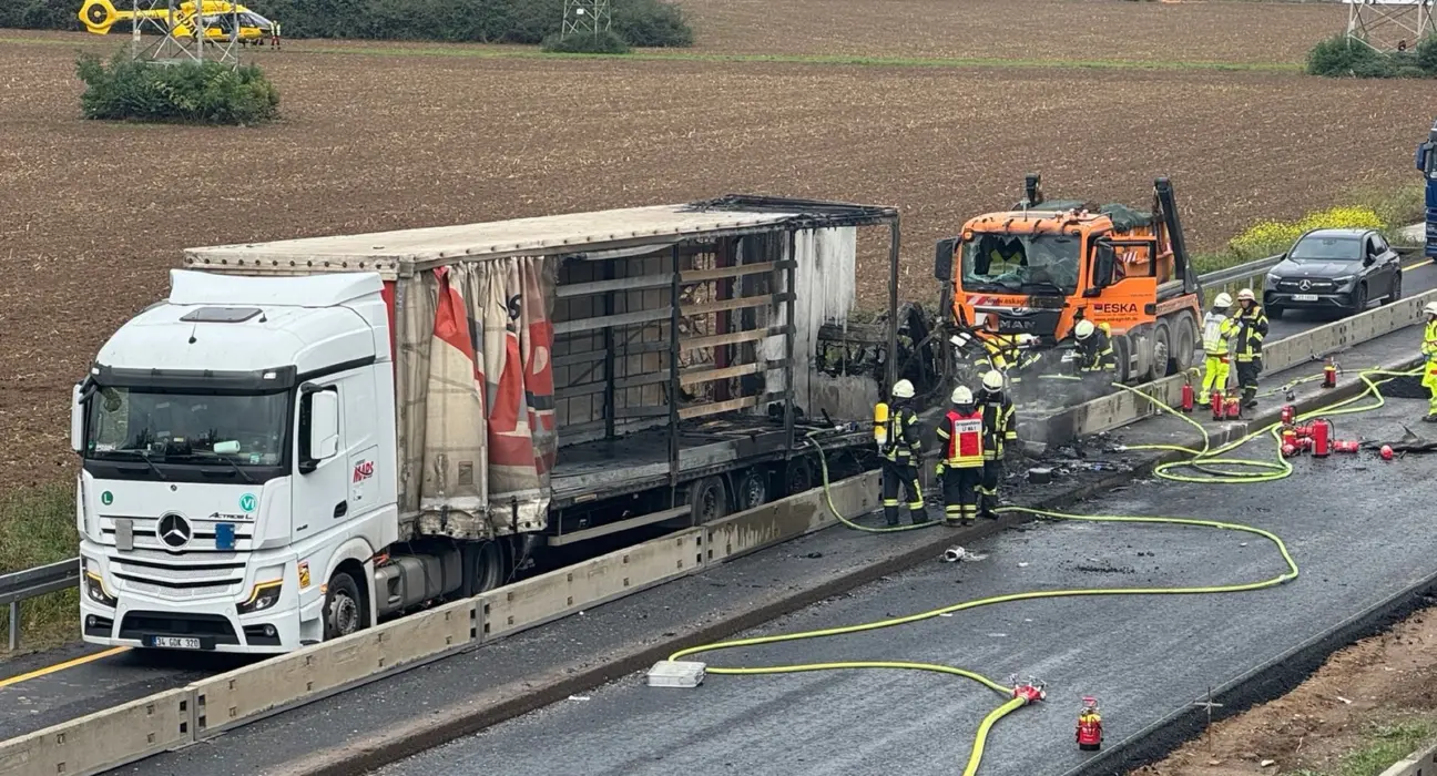 Schwerer Unfall mit vier Fahrzeugen: A59 komplett gesperrt – Aktuelle News!
