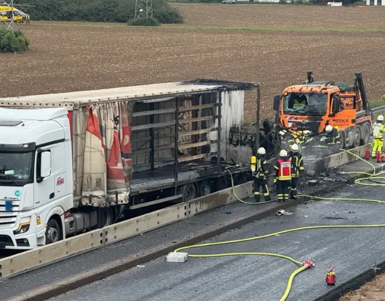 Schwerer Unfall mit vier Fahrzeugen: A59 komplett gesperrt – Aktuelle News!