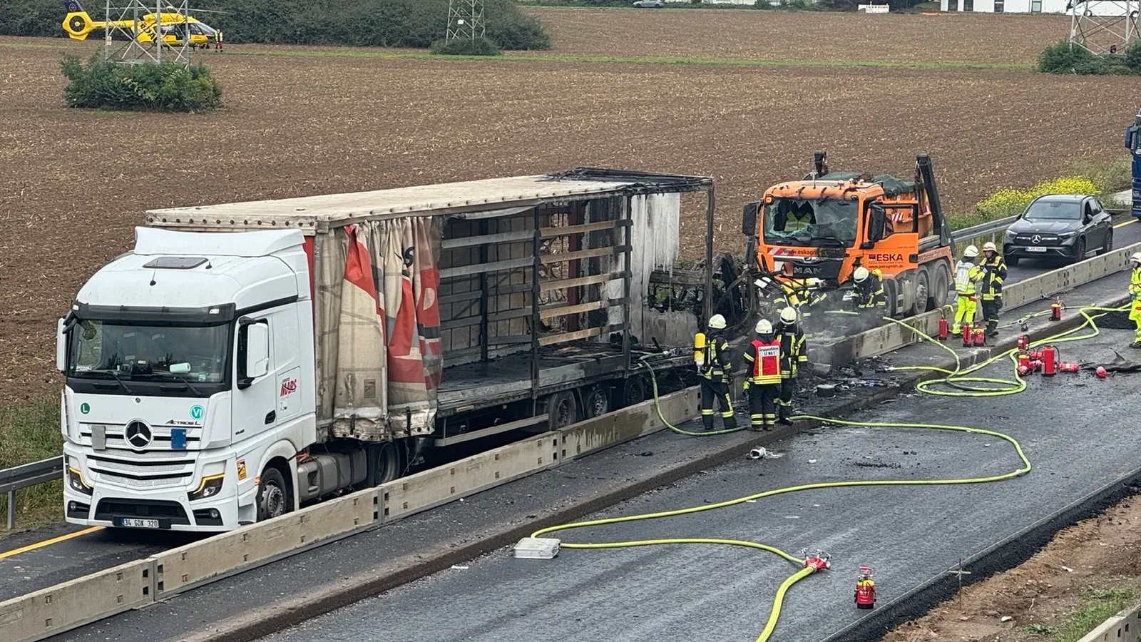 Schwerer Unfall mit vier Fahrzeugen: A59 komplett gesperrt – Aktuelle News!